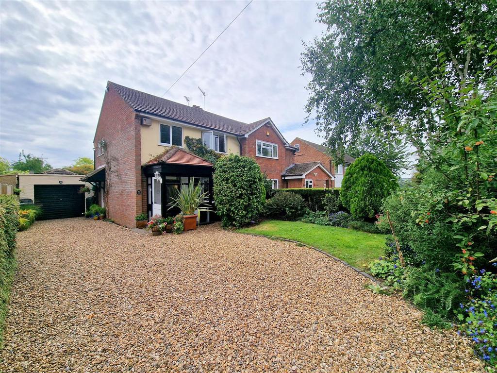Toms Lane, Kings Langley 3 bed semidetached house £650,000