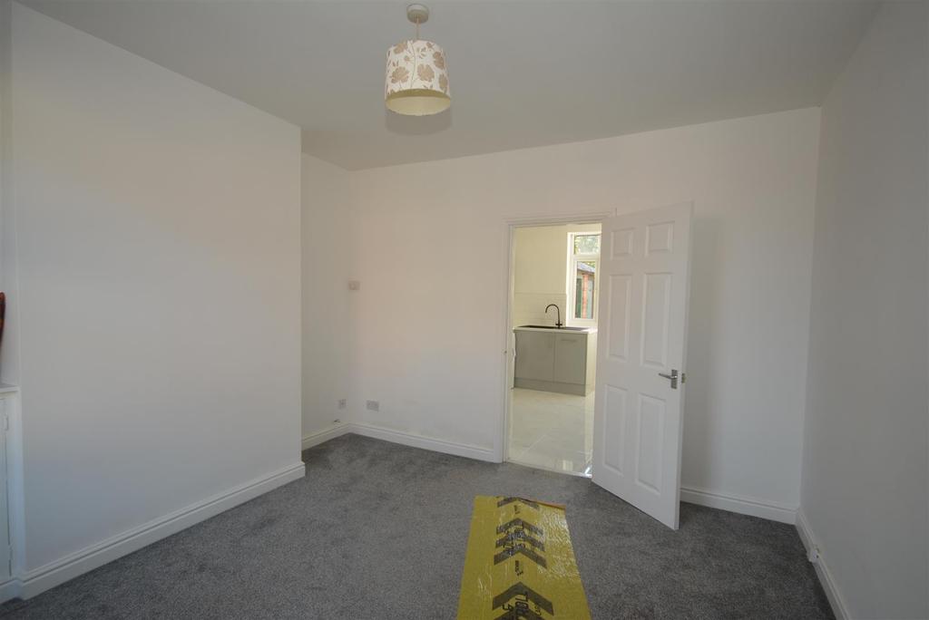 Baden Powell Road, Chesterfield... 2 bed terraced house £650 pcm (£