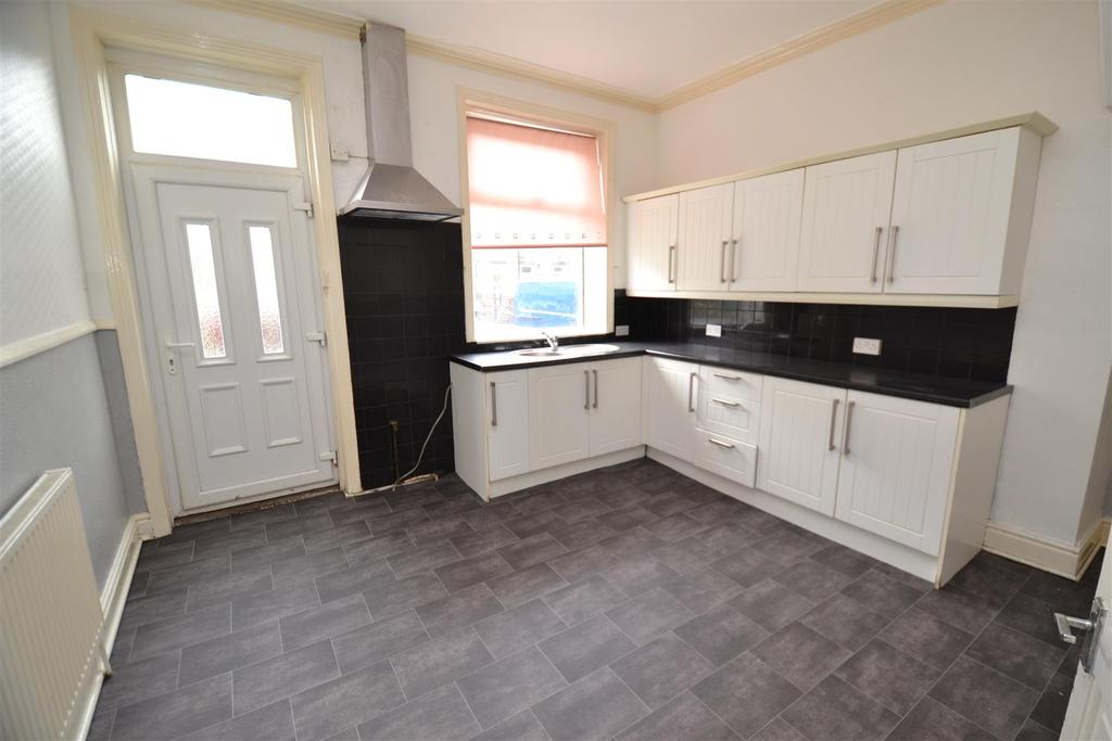 Norwood Avenue, Shipley 4 bed semi-detached house - £140,000