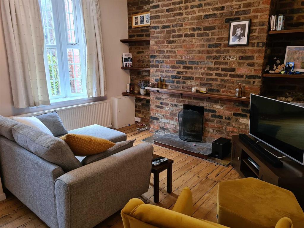 River Street, WILMSLOW 2 bed terraced house £1,200 pcm (£277 pw)