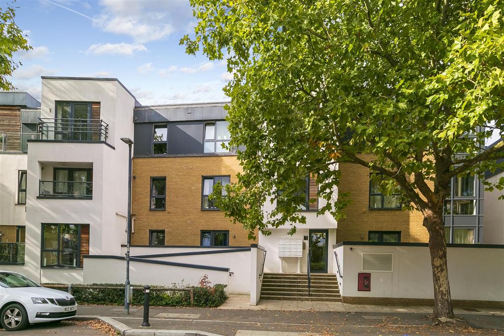 Somerset Road, Teddington 2 bed penthouse for sale £775,000