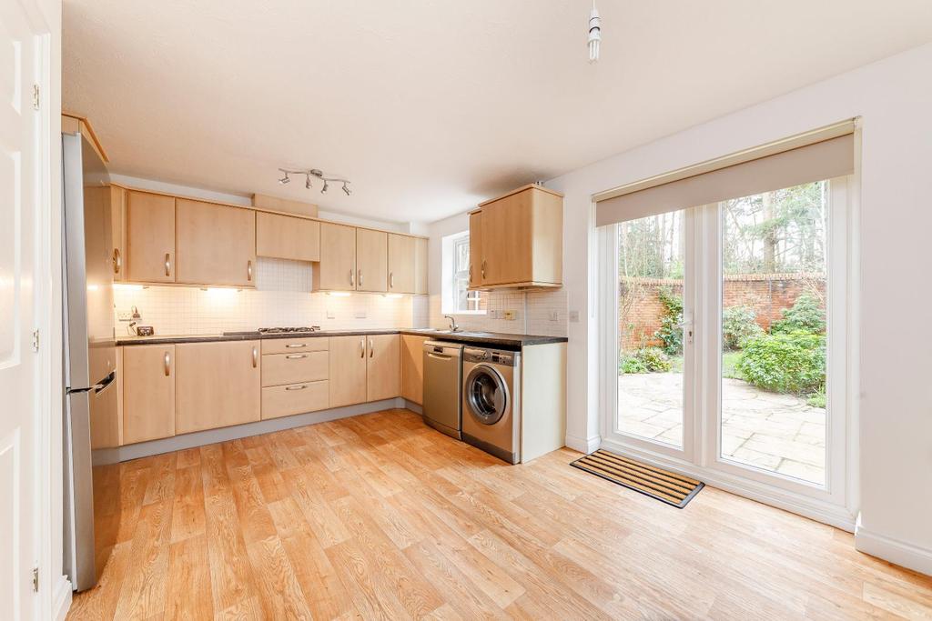 King John Street, Fleet 3 bed semidetached house £1,650 pcm (£381 pw)
