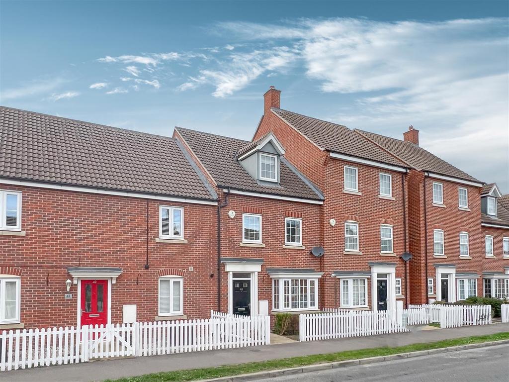 Hundred Acre Way, Red Lodge 3 bed terraced house £1,350 pcm (£312 pw)