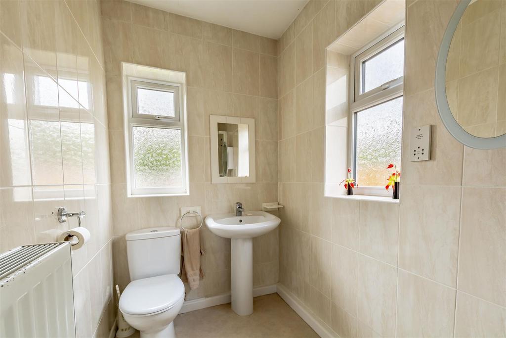 Bathroom (2)-HDR copy.jpg