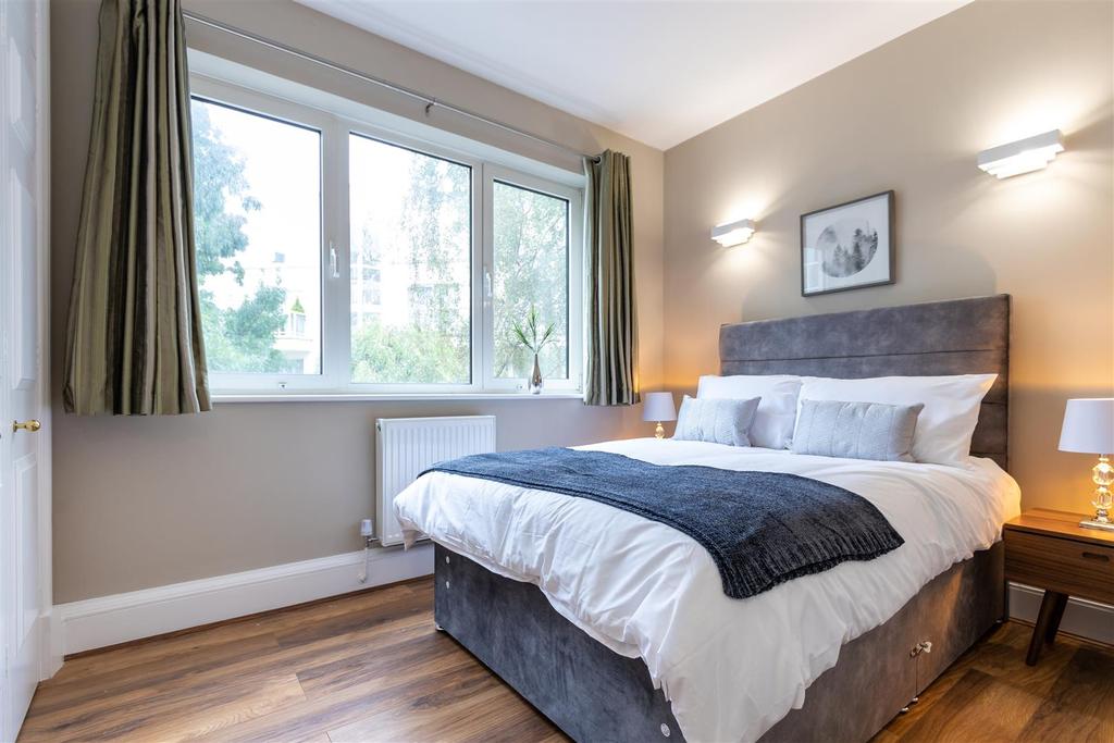 Carlyle Court, Chelsea Harbour, SW10 2 bed apartment £3,445 pcm (£795 pw)