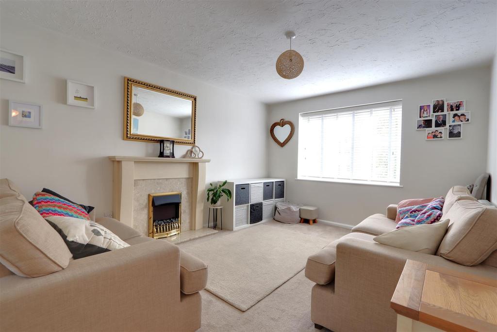Boakes Drive, Stonehouse 2 bed apartment £795 pcm (£183 pw)