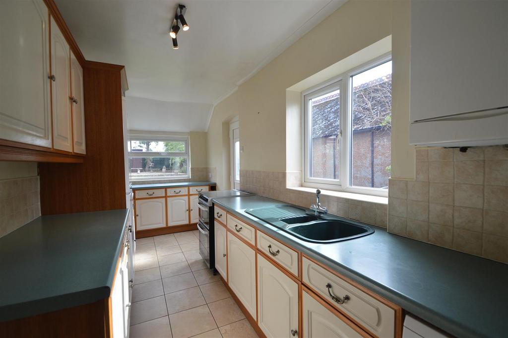 Veranne, Heathgates, Shrewsbury, SY1 4BA 3 bed semidetached house £