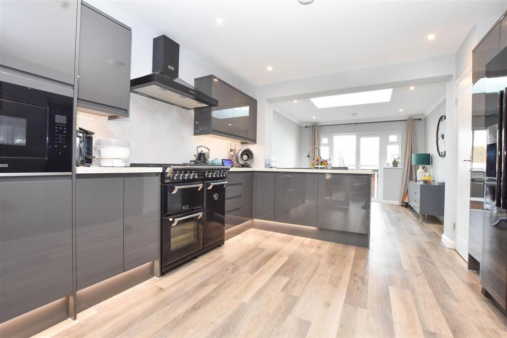 St. Johns Drive, Westham, Pevensey 2 bed detached bungalow £390,000