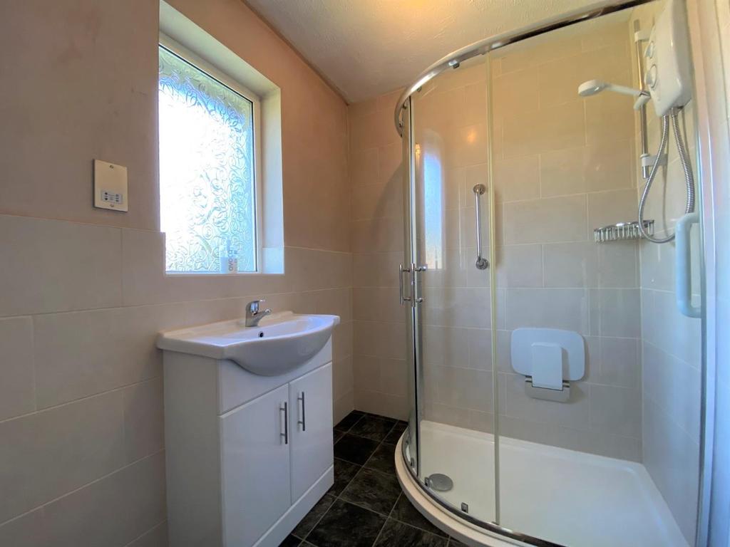 IMG-1141 (1) - bathroom.jpg