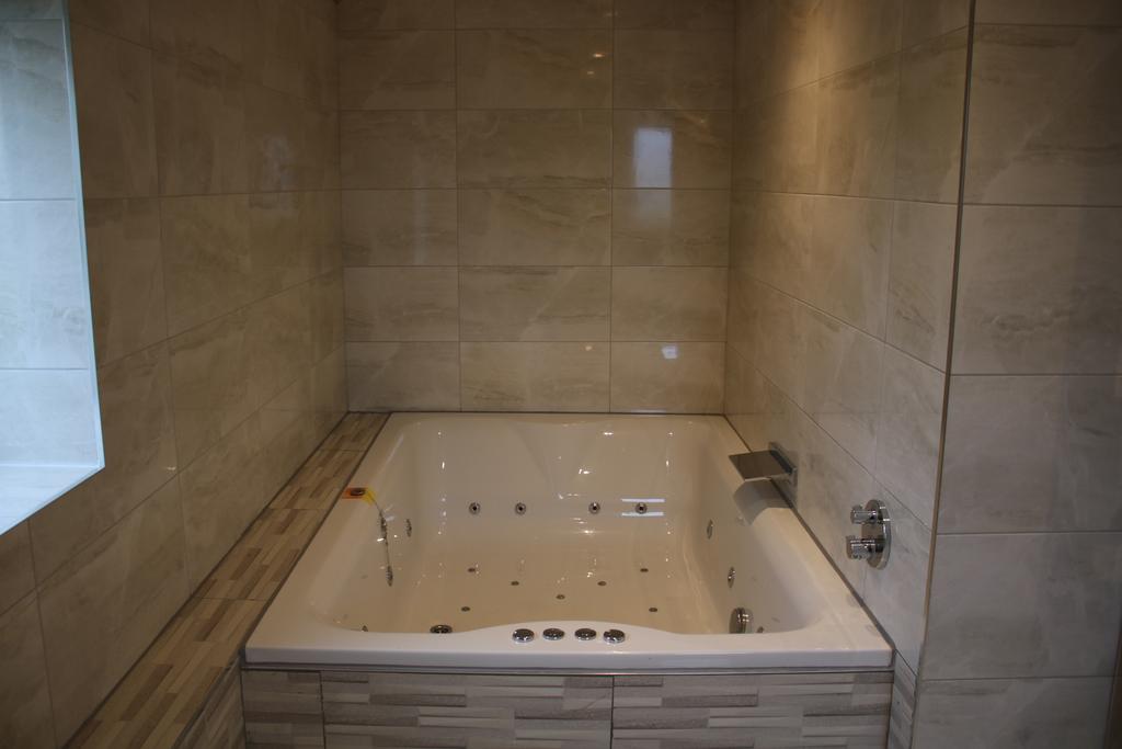 Master en suite bathroom