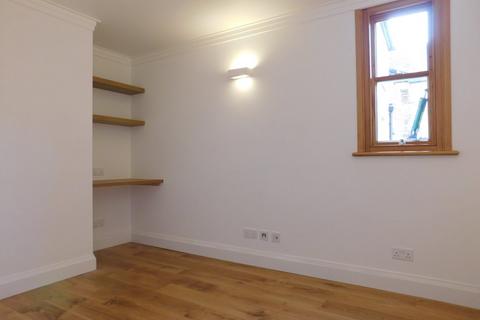 2 bedroom flat to rent, Rosebank Road,