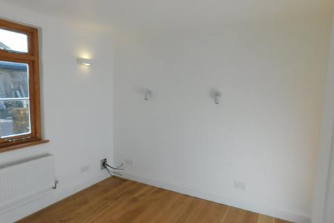 2 bedroom flat to rent, Rosebank Road,