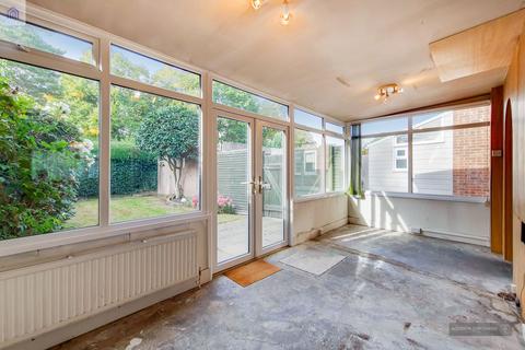 3 bedroom semi-detached house for sale - Hydefield Close, N21