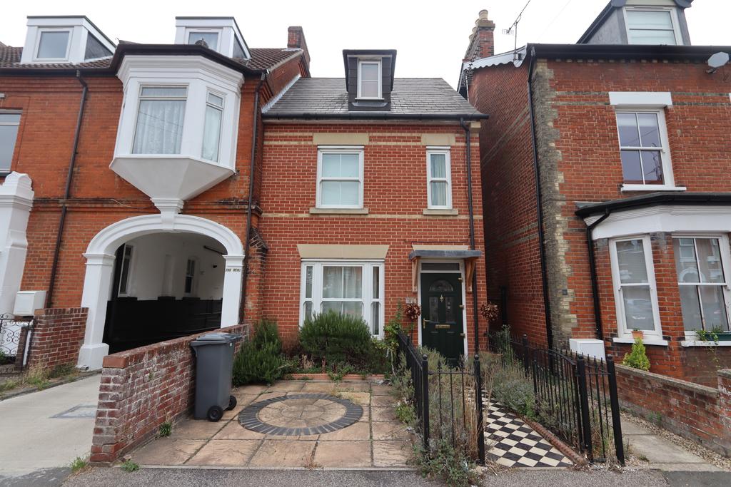 Victoria Street, Felixstowe 3 bed end of terrace house £1,150 pcm (£265 pw)