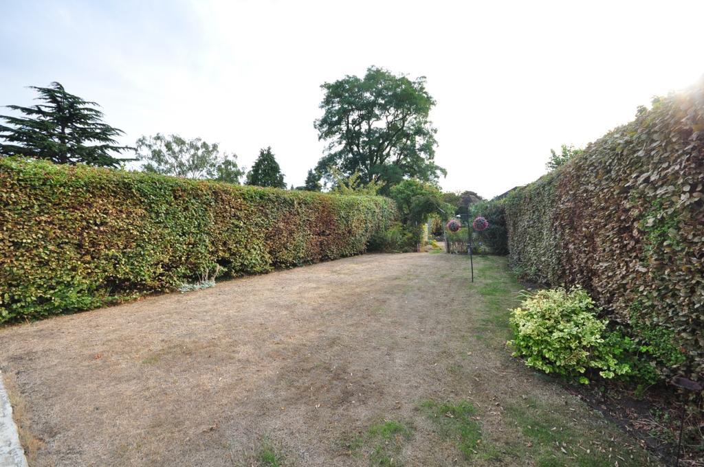 Woodbury Drive Sutton SM2 4 bed semidetached house £2,250 pcm (£519 pw)