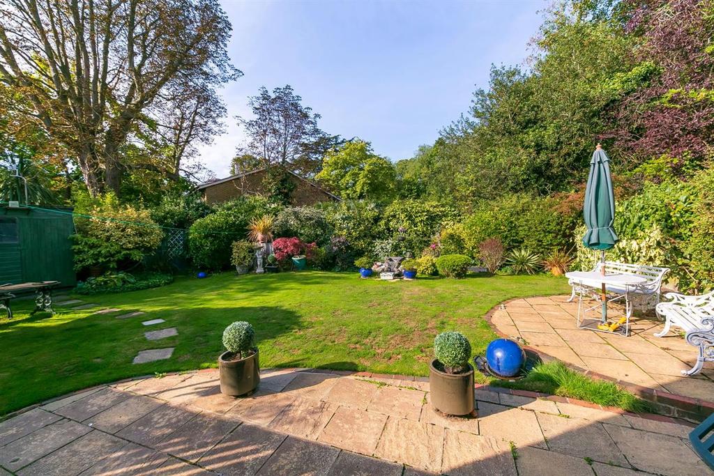 Edinburgh Gardens, Windsor 3 bed end of terrace house £600,000