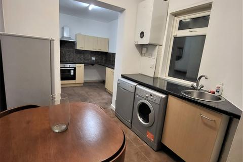 4 bedroom terraced house to rent, Heald Place, Manchester