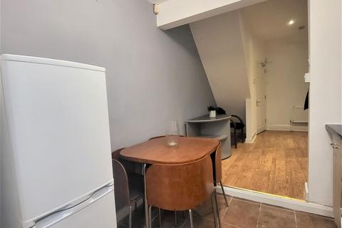 4 bedroom terraced house to rent, Heald Place, Manchester