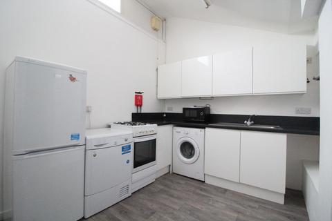 2 bedroom flat to rent, Mansfield Road, Carrington