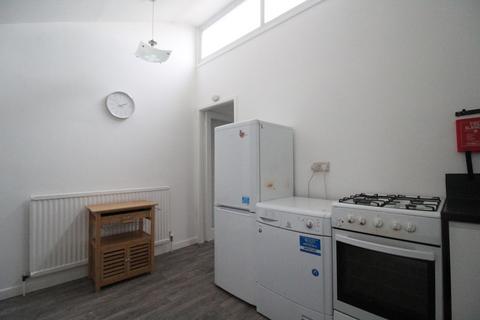 2 bedroom flat to rent, Mansfield Road, Carrington