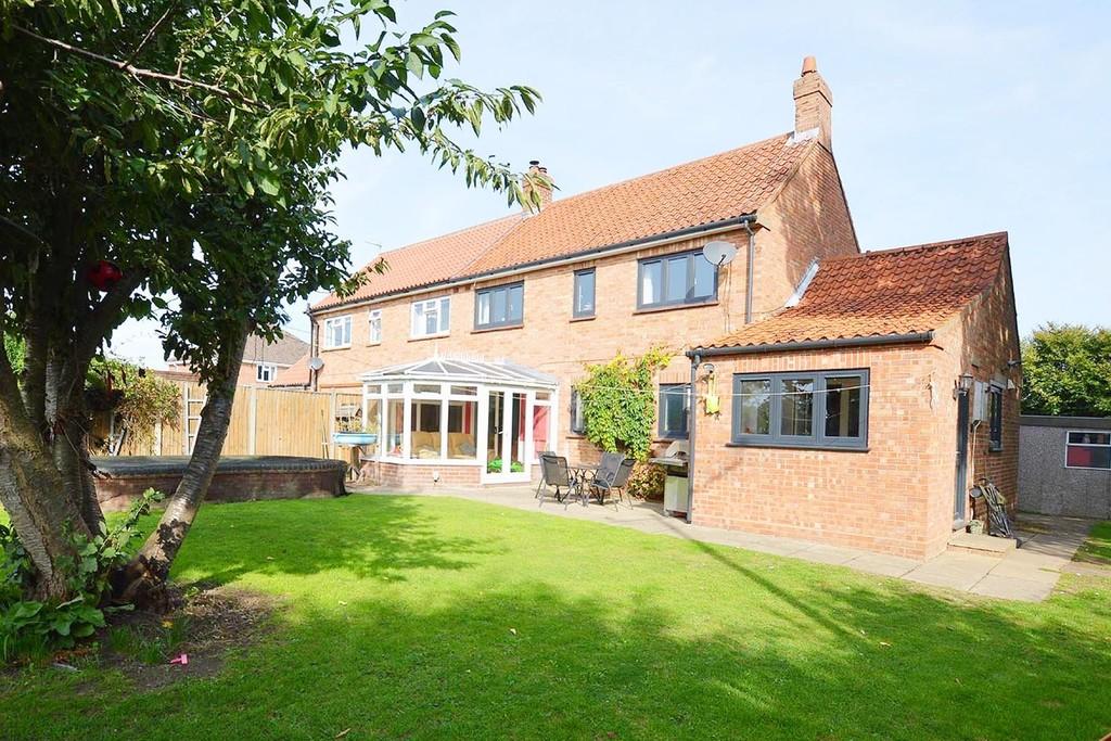 Watermill Close, Lower Gresham 3 bed semidetached house £350,000
