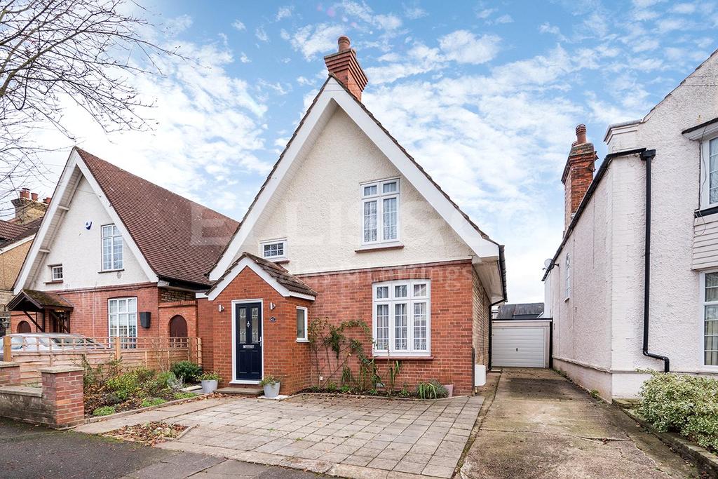 Victoria Road, Mill Hill, London, NW7 3 bed detached house for sale £925,000