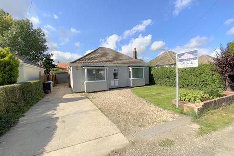 3 bedroom bungalow for sale - Clay Lane, Holton-Le-Clay, Grimsby
