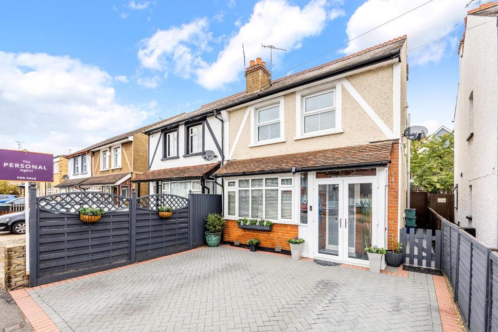 Chipstead Valley Road, Coulsdon 3 bed semidetached house £550,000