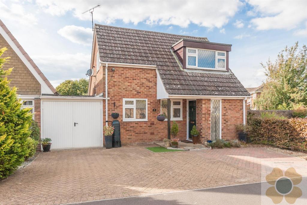 Whitethorn Close, Royal Wootton Bassett 2 bed link detached house £