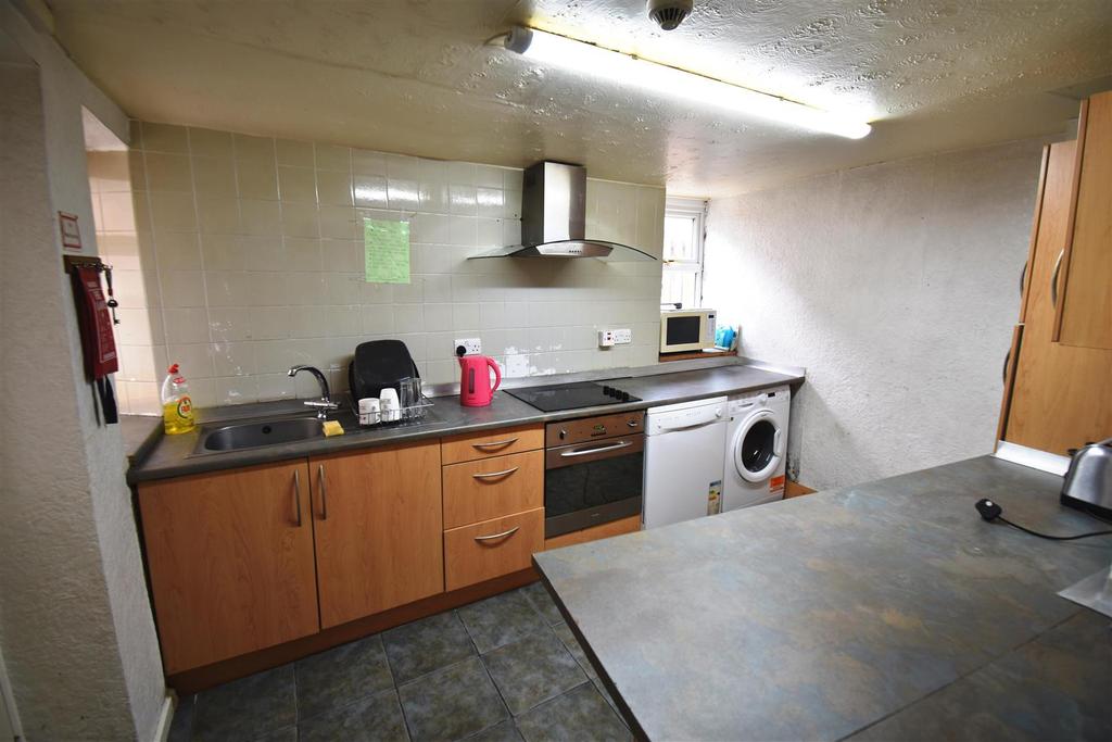 Dale Road, Buxton 5 bed terraced house £750 pcm (£173 pw)