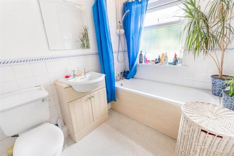 32 Bishopscourt Road, Sheffield, S8 9HP
