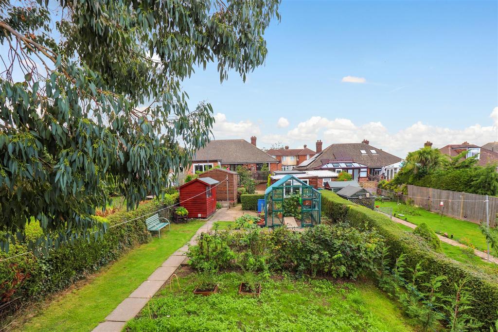 Battle Crescent, Hailsham 2 bed semidetached bungalow £300,000