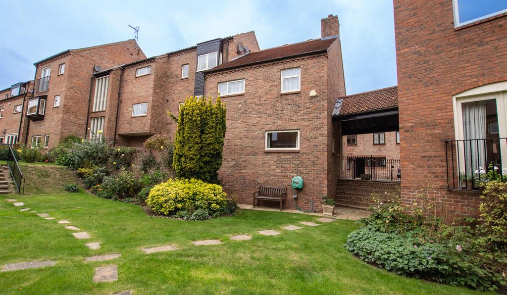 Aldwark, York City Centre, YO1 7BU 3 bed terraced house £1,600 pcm (£