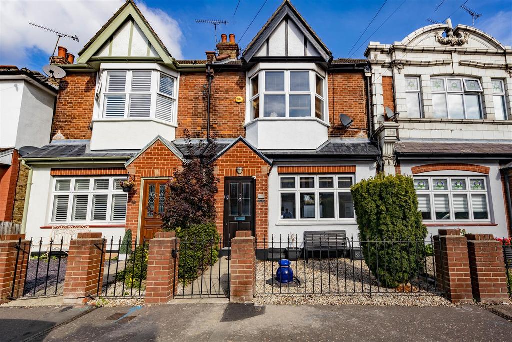 Glendale Gardens, LeighOnSea 4 bed terraced house for sale £475,000