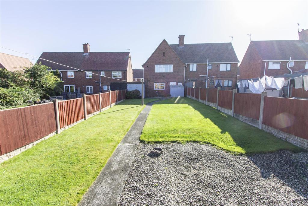 Springfield Road, Holmewood, Chesterfield 3 bed semidetached house for