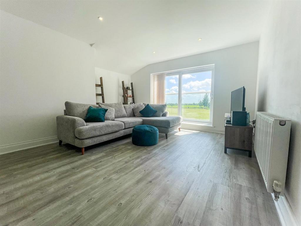Richmond Avenue, Benfleet 2 bed flat to rent £1,150 pcm (£265 pw)