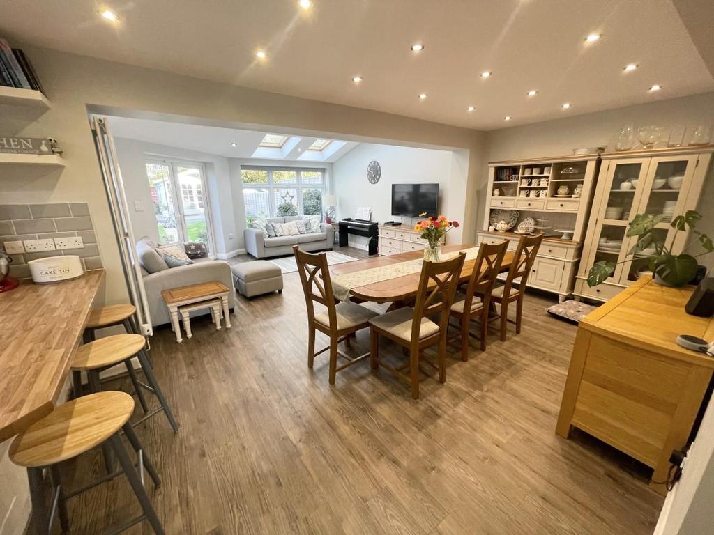 Lavington Drive, Longlevens, Gloucester 3 bed semidetached house £