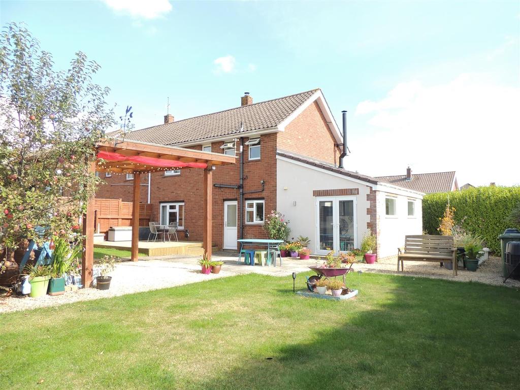 California Road, Longwell Green, Bristol 3 bed end of terrace house £