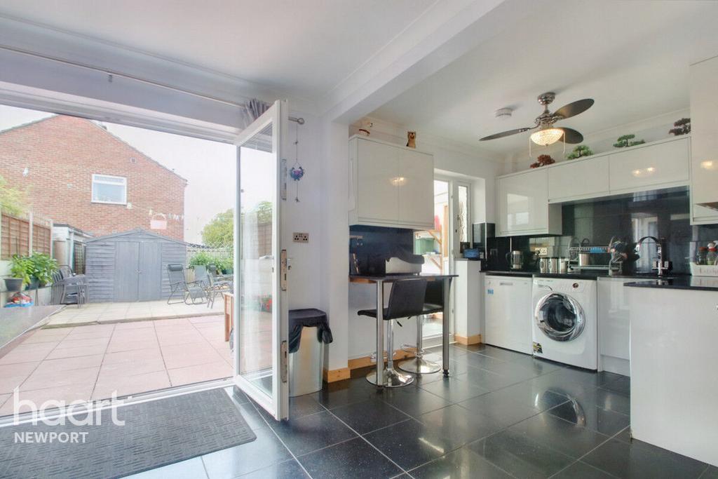 Kestrel Close, Caldicot 5 bed semidetached house £325,000