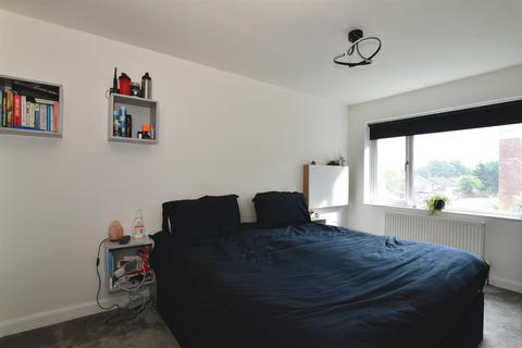 22 Falkirk Close, Hornchurch, RM11 3QJ
