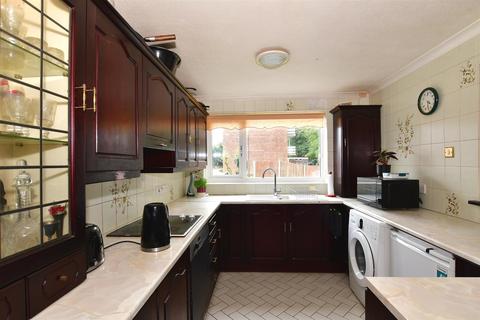 22 Falkirk Close, Hornchurch, RM11 3QJ