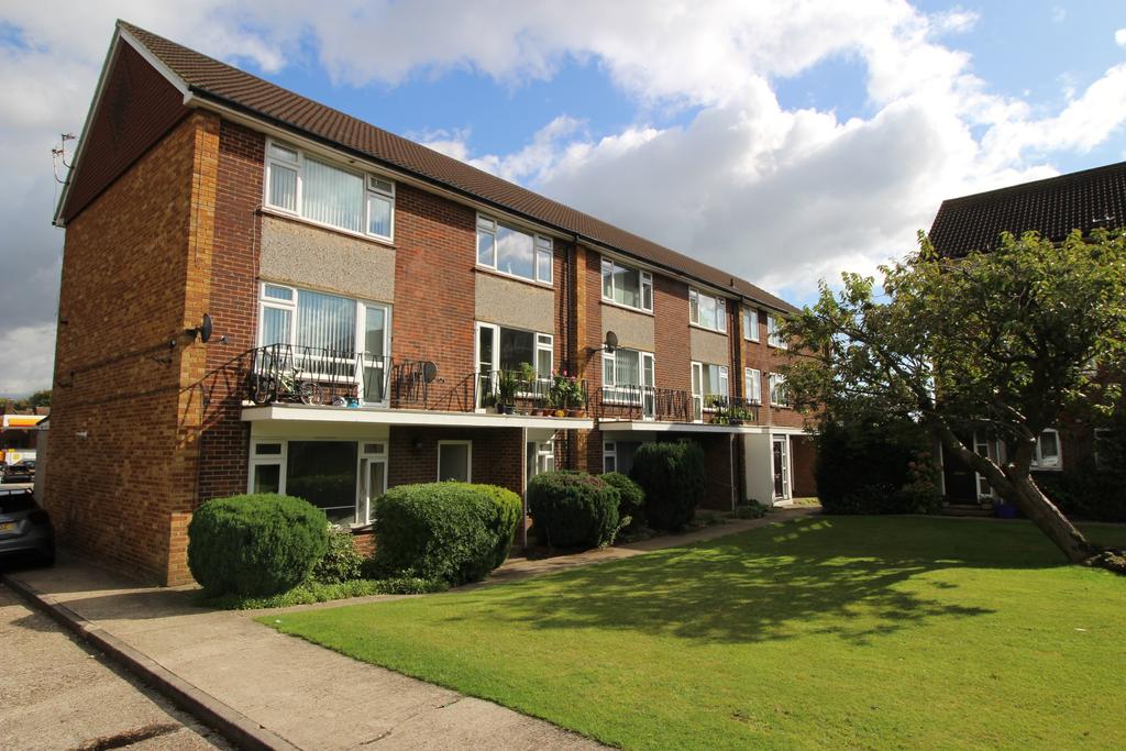 Clifton Court, Marlow Road, High HP11 2 bed flat £1,150 pcm
