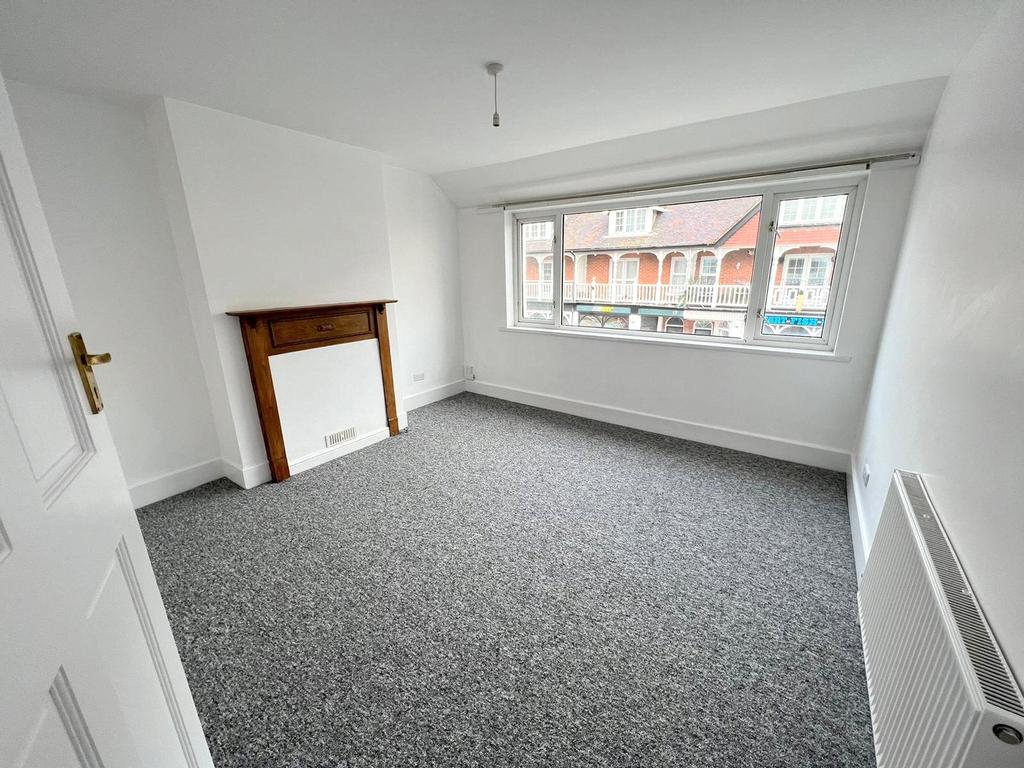 Pier Street, Lee On The Solent... 3 bed apartment £1,000 pcm (£231 pw)