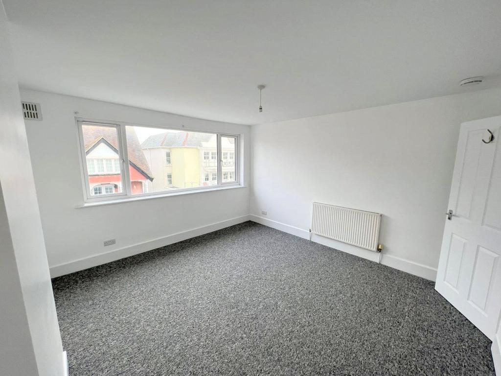 Pier Street, Lee On The Solent... 3 bed apartment £1,000 pcm (£231 pw)