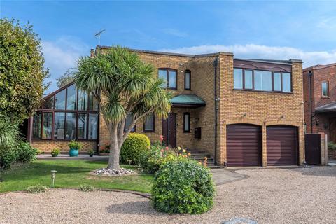 4 bedroom detached house for sale - Moat End, Thorpe Bay, Essex, SS1