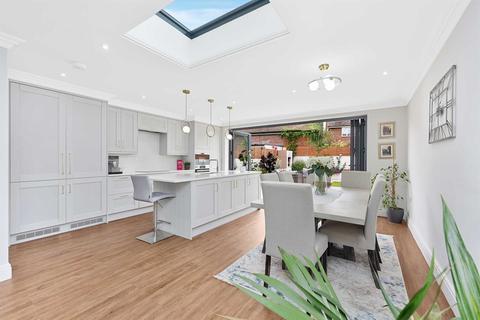 2 Arundel Close, London, E15 1UH