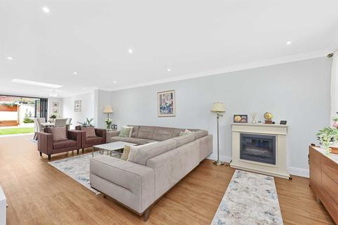 2 Arundel Close, London, E15 1UH