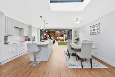 2 Arundel Close, London, E15 1UH