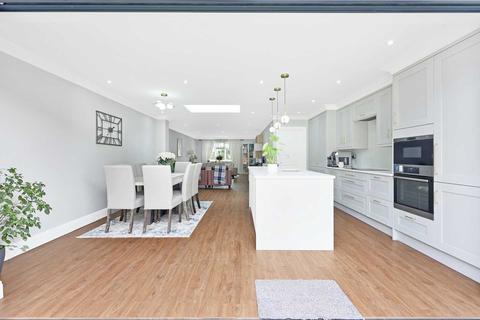 2 Arundel Close, London, E15 1UH