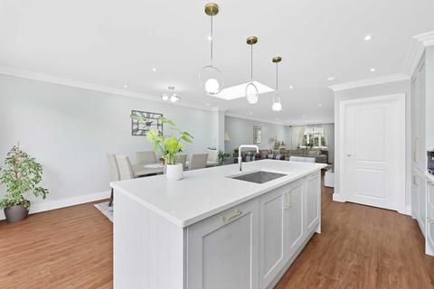 2 Arundel Close, London, E15 1UH